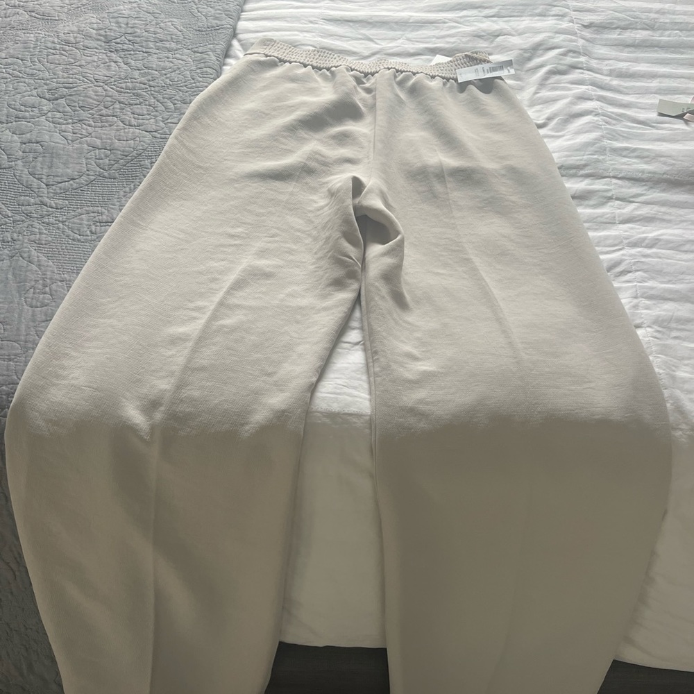 NWT Aritzia Alanya RegularMatte Pearl Size 4 s
Zip fly with hook-and-bar closure